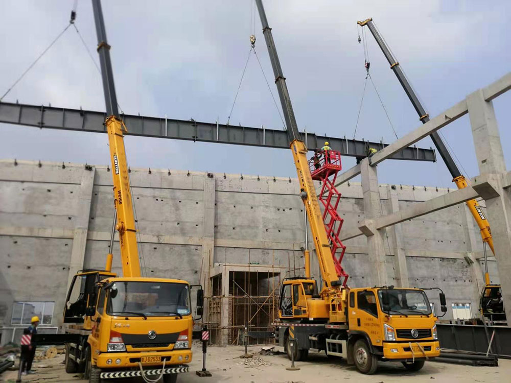 泰安玻纖聯(lián)合廠房廊橋鋼結(jié)構(gòu)工程